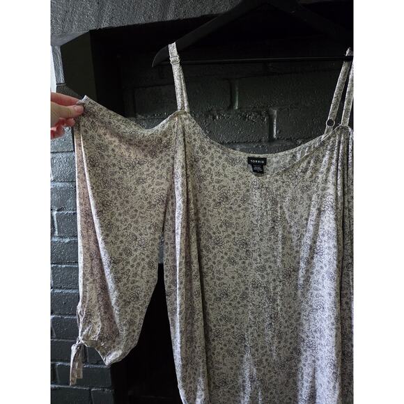 TORRID Size 3 FLoral Cold Shoulder lightweight blouse top - Picture 6 of 6